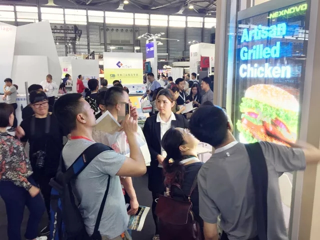 晶泓科技透明LED顯示屏爭艷C-star 2018上海國際零售展，取得理想效果完美落幕(圖11)